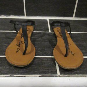 Thong Sandals with adjustable closure